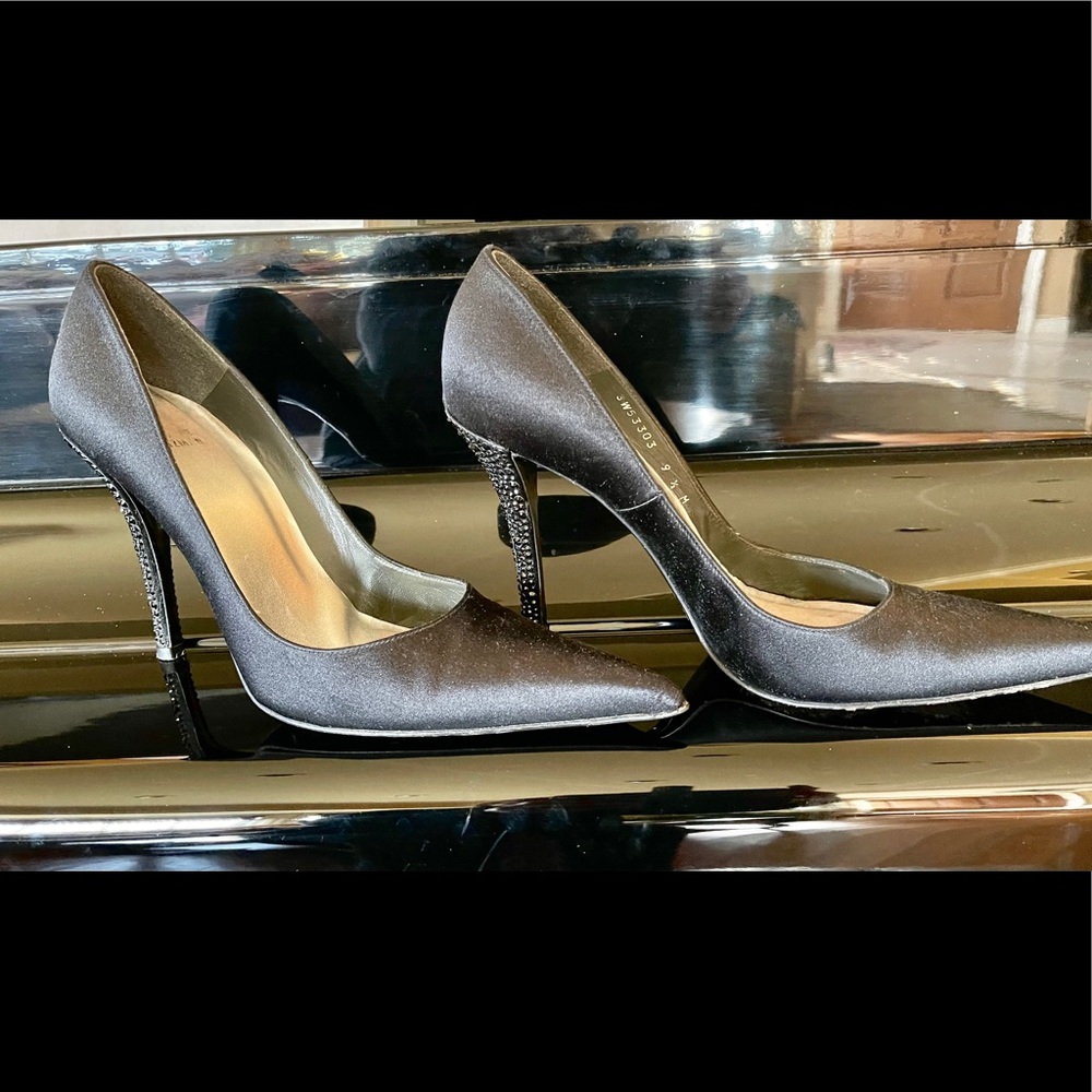 Stuart Weitzman Black Pointed Heel Pump (Size 9.5)